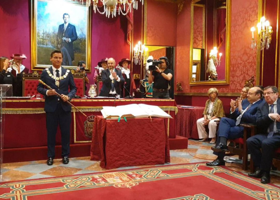 Momento de la elección de Luis Salvador (C's) como alcalde de Granada ante la mirada del teórico alcalde, Sebastián Pérez (PP), aplaudiendo, y el concejal Luis González (a la derecha), quien podría ser alcalde de Granada si el primero y el segundo dimiten Momento de la elección de Luis Salvador (C's) como alcalde de Granada ante la mirada del teórico alcalde, Sebastián Pérez (PP), aplaudiendo, y el concejal Luis González (a la derecha), quien podría ser alcalde de Granada si el primero y el segundo dimiten