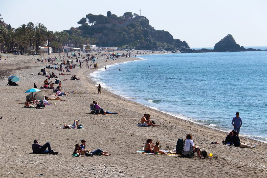 Ambiente en la playa San Cristobal de Almuñécar durante el primer fin de semana con ampliación horario de restaurantes y comercios en la costa granadina Ambiente en la playa San Cristobal de Almuñécar durante el primer fin de semana con ampliación horario de restaurantes y comercios en la costa granadina