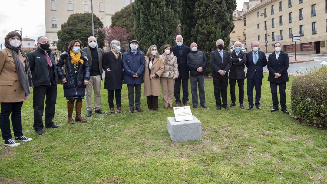 Placa en homenaje al Colegio de Médicos en la rotonda del Puente de piedra. Placa en homenaje al Colegio de Médicos en la rotonda del Puente de piedra.