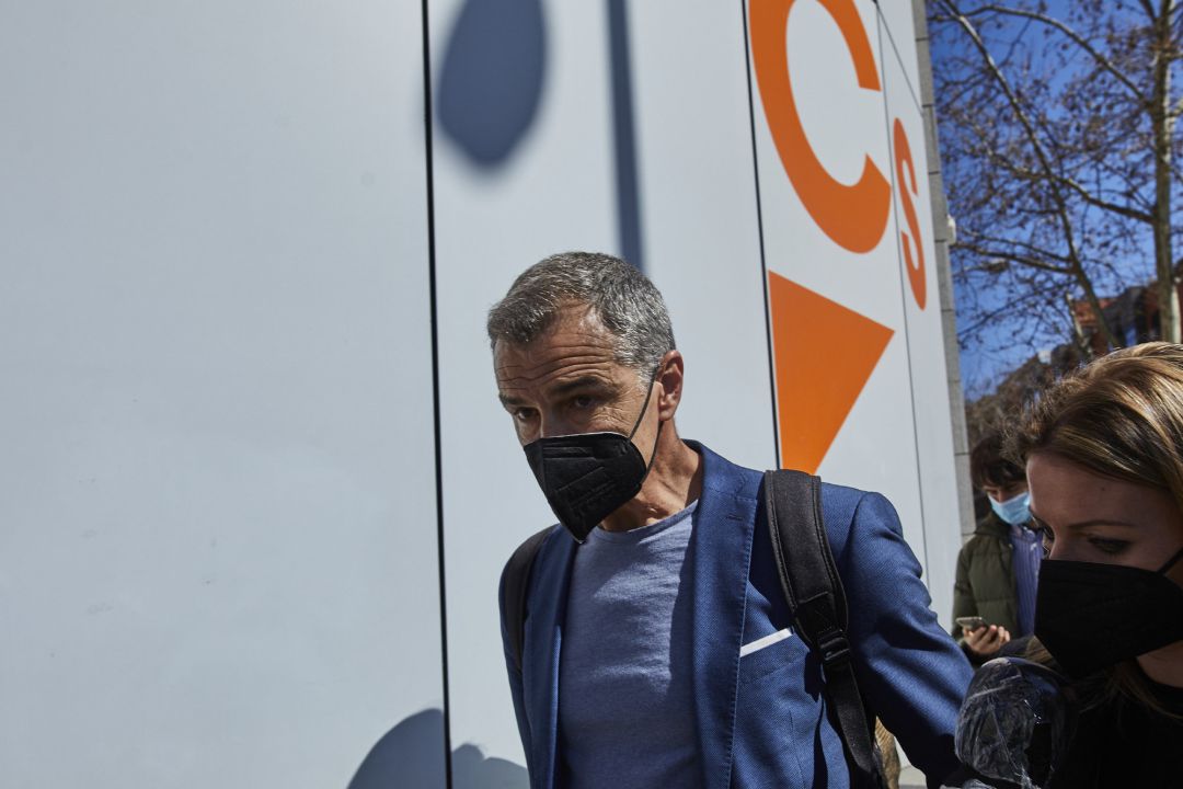 El hasta ahora portavoz de Ciudadanos en las Cortes Valencianas y coordinador autonómico del partido, Toni Cantó, sale de la sede de Ciudadanos tras participar en la reunión de la Ejecutiva Nacional del partido, en Madrid (España), a 15 de marzo de 2021. Tras la Ejecutiva de Cs, Cantó ha anunciado que deja sus cargos en el partido y que también renuncia a su acta de diputado y deja la política. Además, ha pedido la dimisión de este órgano. El hasta ahora portavoz de Ciudadanos en las Cortes Valencianas y coordinador autonómico del partido, Toni Cantó, sale de la sede de Ciudadanos tras participar en la reunión de la Ejecutiva Nacional del partido, en Madrid (España), a 15 de marzo de 2021. Tras la Ejecutiva de Cs, Cantó ha anunciado que deja sus cargos en el partido y que también renuncia a su acta de diputado y deja la política. Además, ha pedido la dimisión de este órgano.