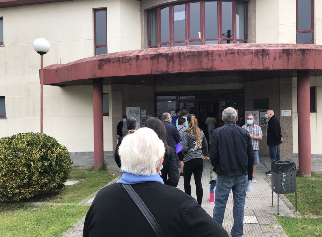Colas para acceder al centro de salud de A Guarda. Colas para acceder al centro de salud de A Guarda.