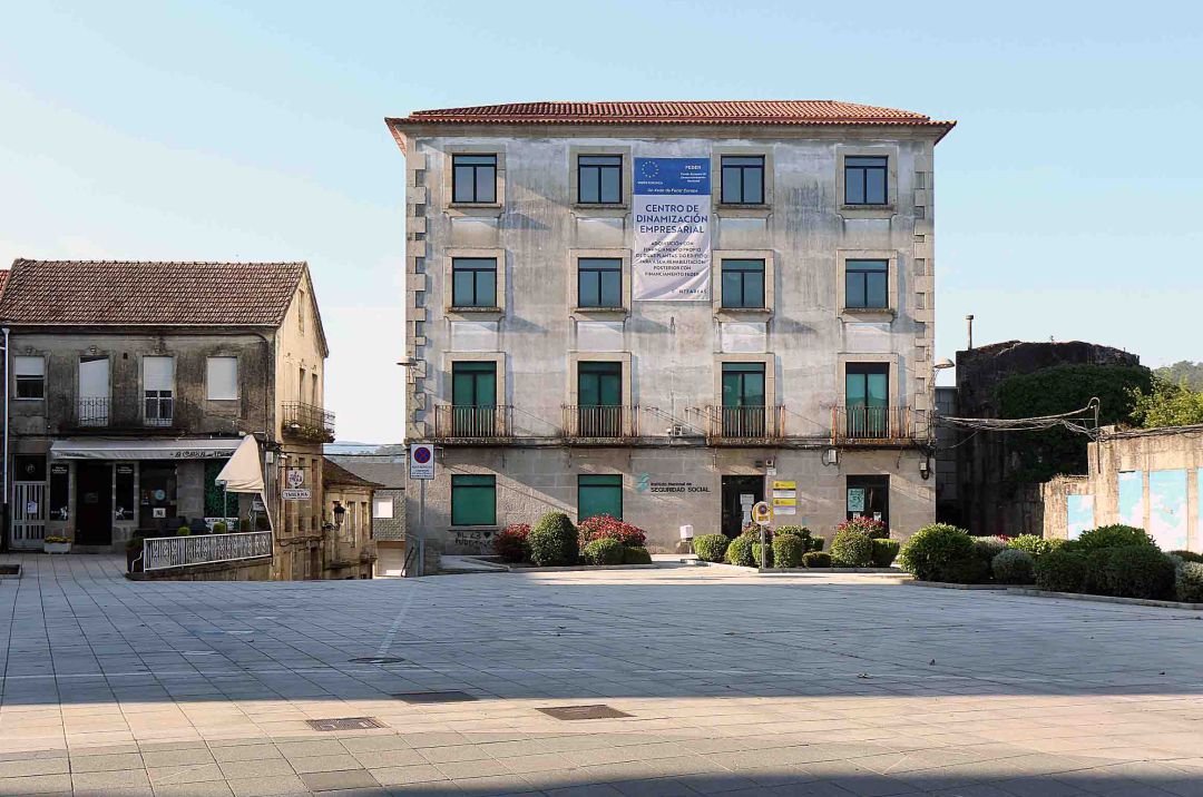 Edificio en la plaza mayor de Ponteareas que albergará el Centro de Dinamización Empresarial. Edificio en la plaza mayor de Ponteareas que albergará el Centro de Dinamización Empresarial.