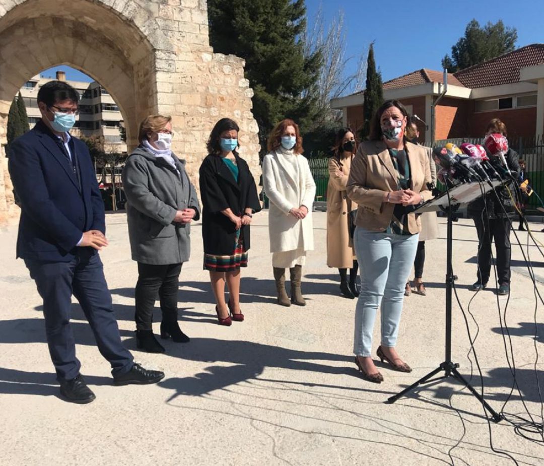 La consejera Patricia Franco, junto a las autoridades provinciales han visitado el Arco del Torreón y su entorno recién rehabilitado La consejera Patricia Franco, junto a las autoridades provinciales han visitado el Arco del Torreón y su entorno recién rehabilitado
