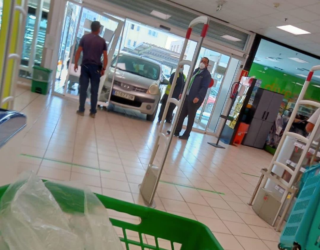 El vehículo siniestrado, empotrado contra la puerta principal del supermercado. El vehículo siniestrado, empotrado contra la puerta principal del supermercado.