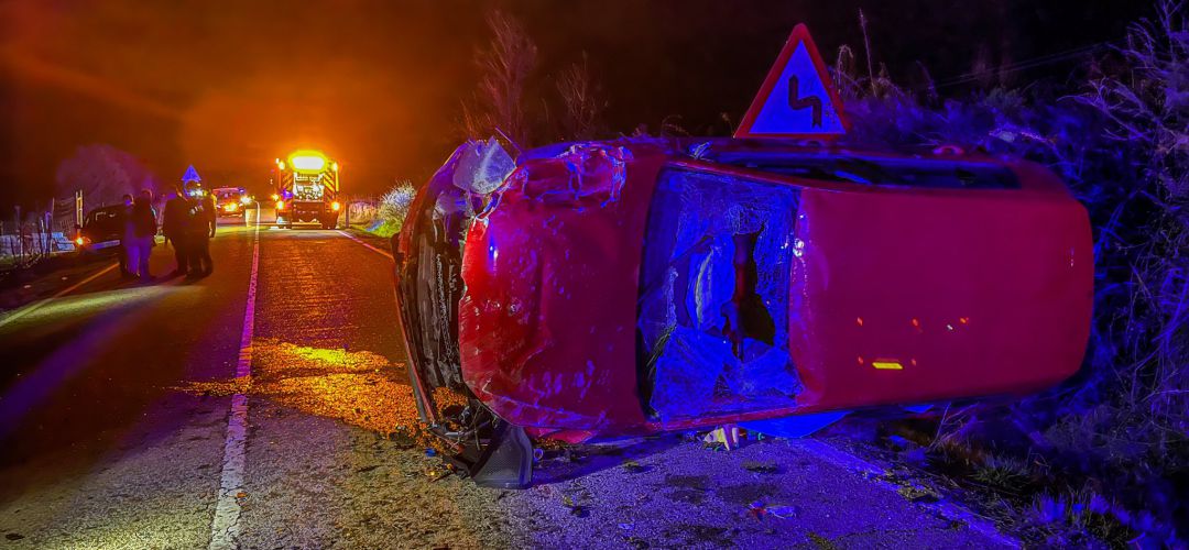 El conductor perdió el control del vehículo por causas que investiga la Guardia Civil y volcó en una zona de curvas El conductor perdió el control del vehículo por causas que investiga la Guardia Civil y volcó en una zona de curvas