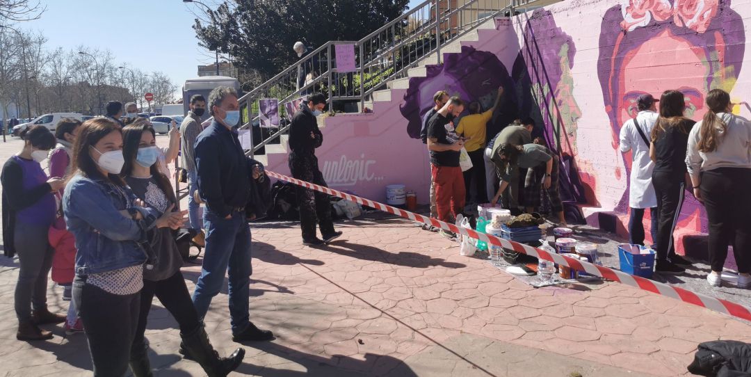 La alcaldesa de Getafe, Sara Hernández, (i) y la concejala de Feminismos, Alba Leo, (2i), se acercaron al acto vecinal de restauración del mural vandalizado. La alcaldesa de Getafe, Sara Hernández, (i) y la concejala de Feminismos, Alba Leo, (2i), se acercaron al acto vecinal de restauración del mural vandalizado.