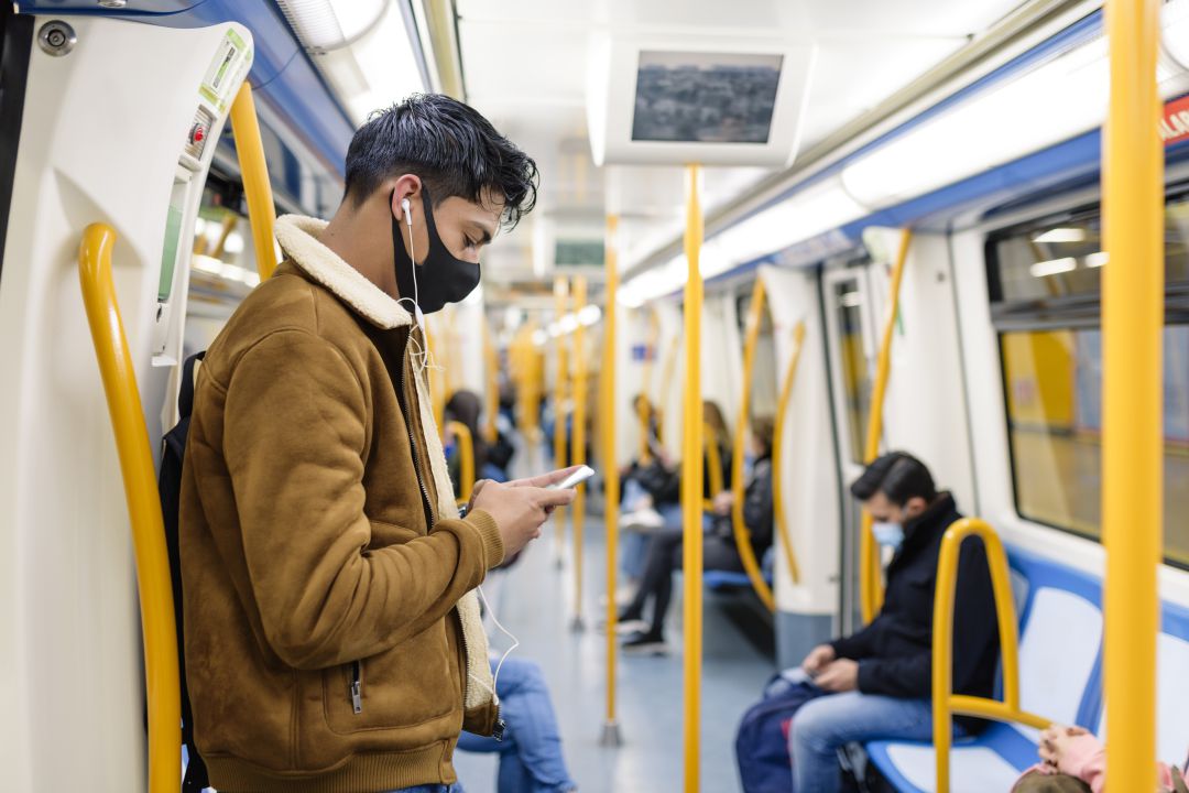 Imagen de archivo de varios ciudadanos madrileños en un vagón de Metro Imagen de archivo de varios ciudadanos madrileños en un vagón de Metro