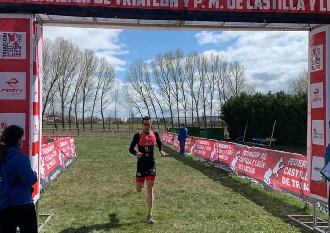 Javier García, del Triatlón Soriano, cruza la meta de Fuentespina. Javier García, del Triatlón Soriano, cruza la meta de Fuentespina.