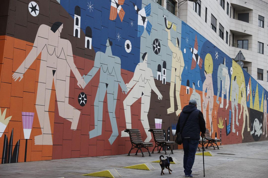 Una persona pasa por delante del mural de memoria y reparación dedicado a las mujeres e hijos víctimas de violencia machista. Una persona pasa por delante del mural de memoria y reparación dedicado a las mujeres e hijos víctimas de violencia machista.