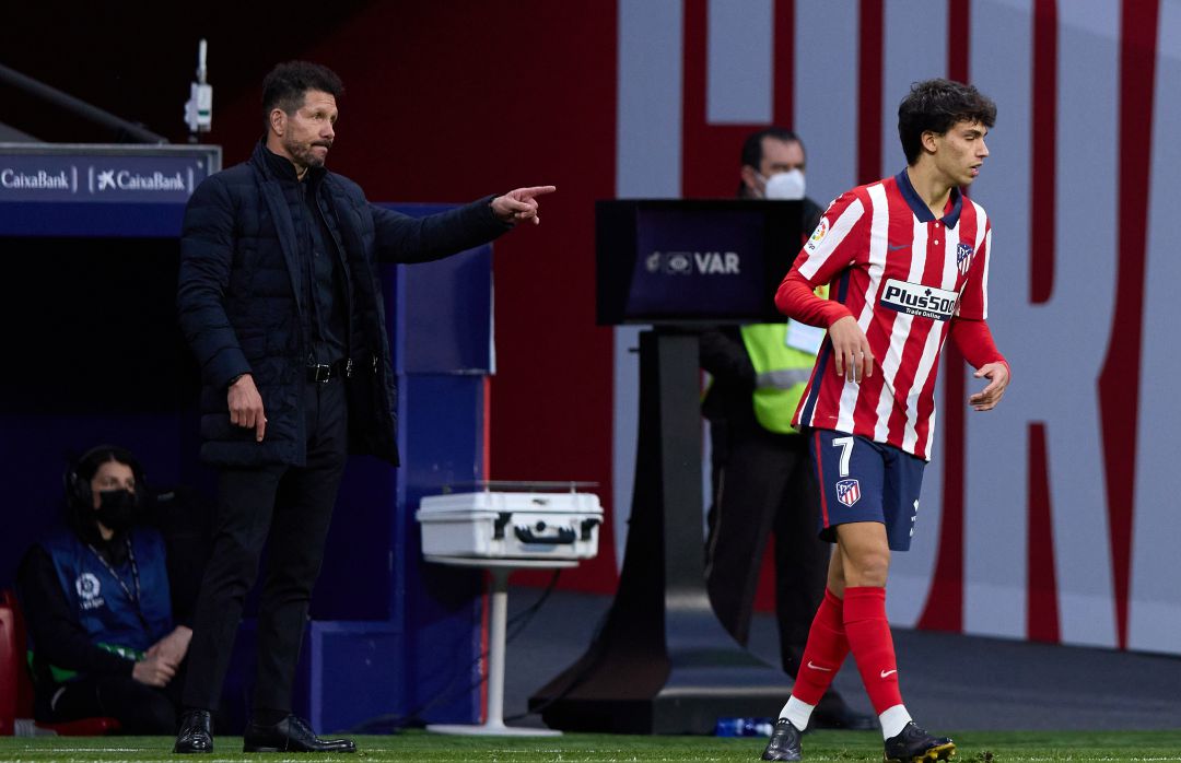 Simeone da instrucciones, junto a Joao Félix Simeone da instrucciones, junto a Joao Félix