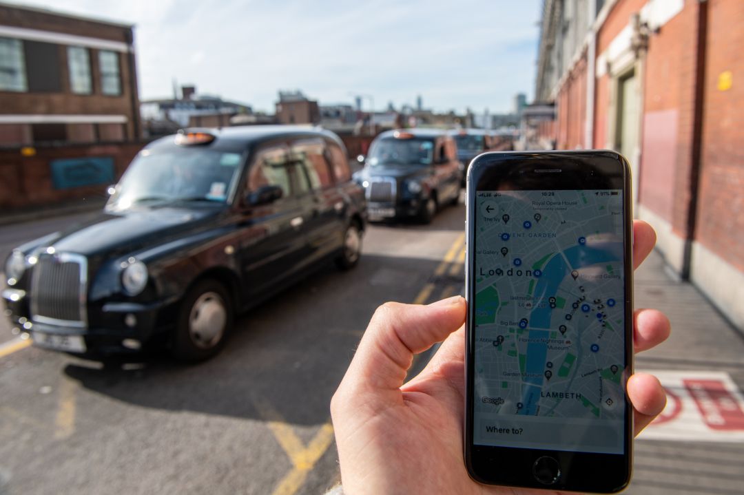Un usuario de Uber busca en la aplicación un conductor en Londres Un usuario de Uber busca en la aplicación un conductor en Londres