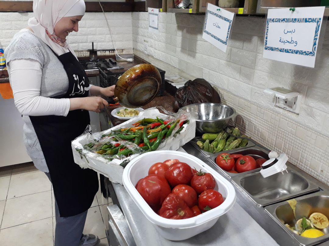 Boshra, que llegó de Siria como refugiada hace 9 años, cocina como voluntaria en un restaurante solidario en Amán Boshra, que llegó de Siria como refugiada hace 9 años, cocina como voluntaria en un restaurante solidario en Amán