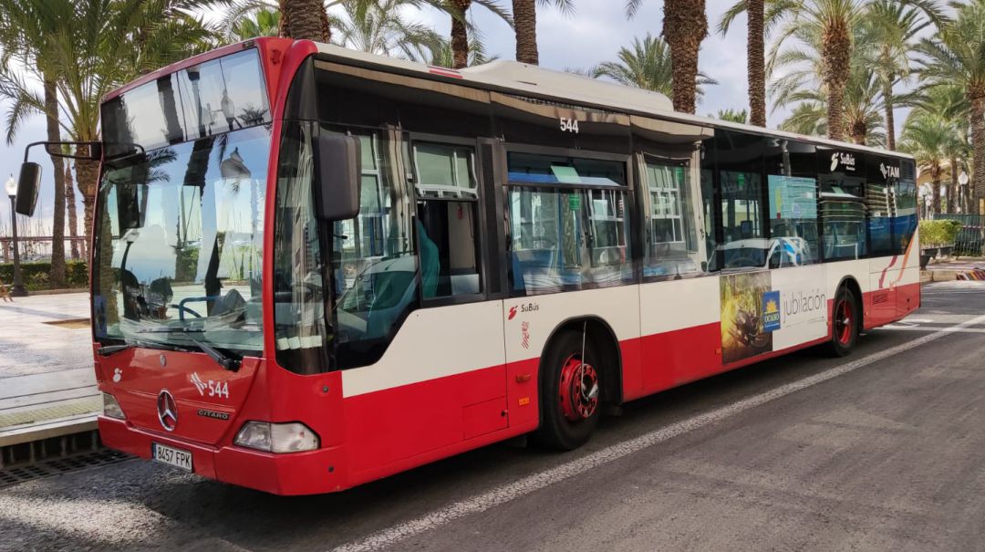 Un autobús urbano de Masatusa estacionado junto a la Explanada Un autobús urbano de Masatusa estacionado junto a la Explanada