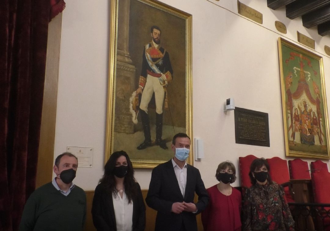 El alcalde y trabajadores del Archivo Municipal con el retrato de Amadeo de Saboya El alcalde y trabajadores del Archivo Municipal con el retrato de Amadeo de Saboya
