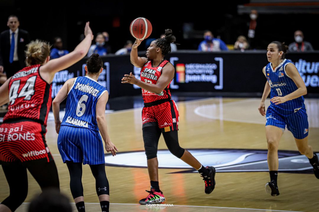 Chelsea Gray donant una assistència a Julia Reisingerová en la semifinal de Copa. Chelsea Gray donant una assistència a Julia Reisingerová en la semifinal de Copa.