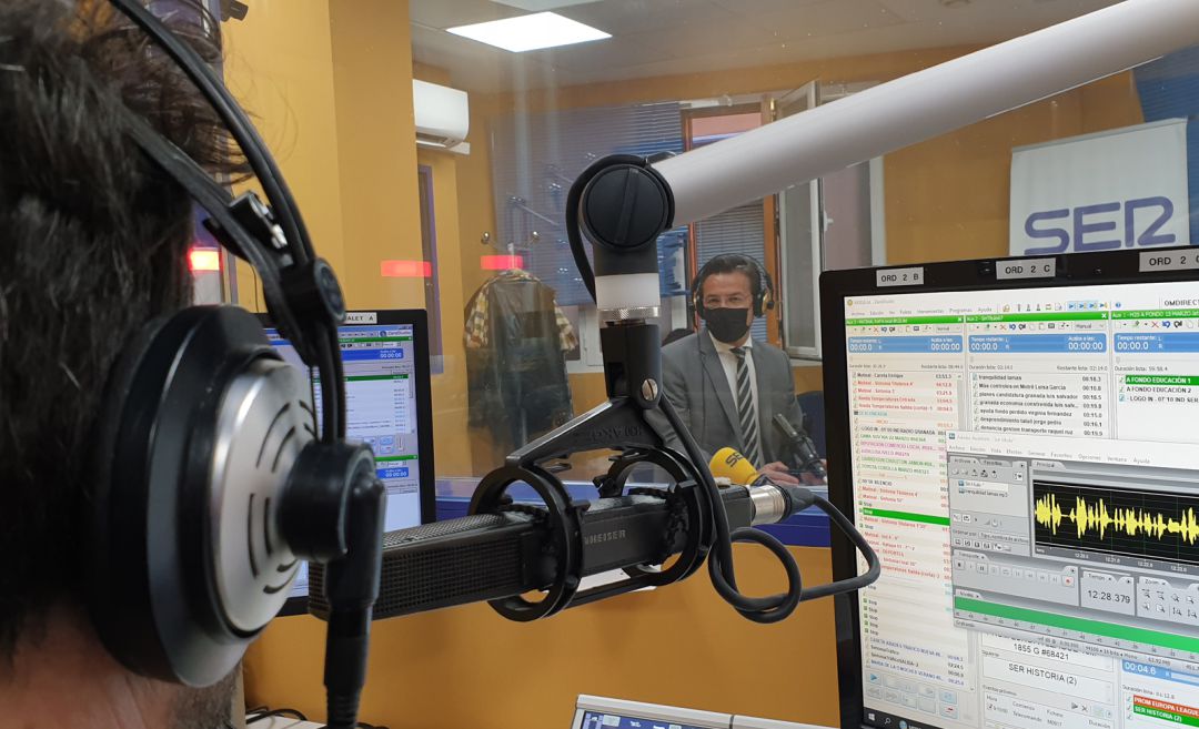 Enrique Árbol entrevista en Granada (en estudios diferentes por prevención sanitaria) al alcalde de Granada, Luis Salvador Enrique Árbol entrevista en Granada (en estudios diferentes por prevención sanitaria) al alcalde de Granada, Luis Salvador