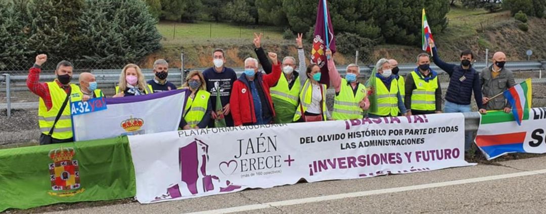 Representantes de la Plataforma Jaén Merece Más en la manifestación del domingo en Despeñaperros. Representantes de la Plataforma Jaén Merece Más en la manifestación del domingo en Despeñaperros.