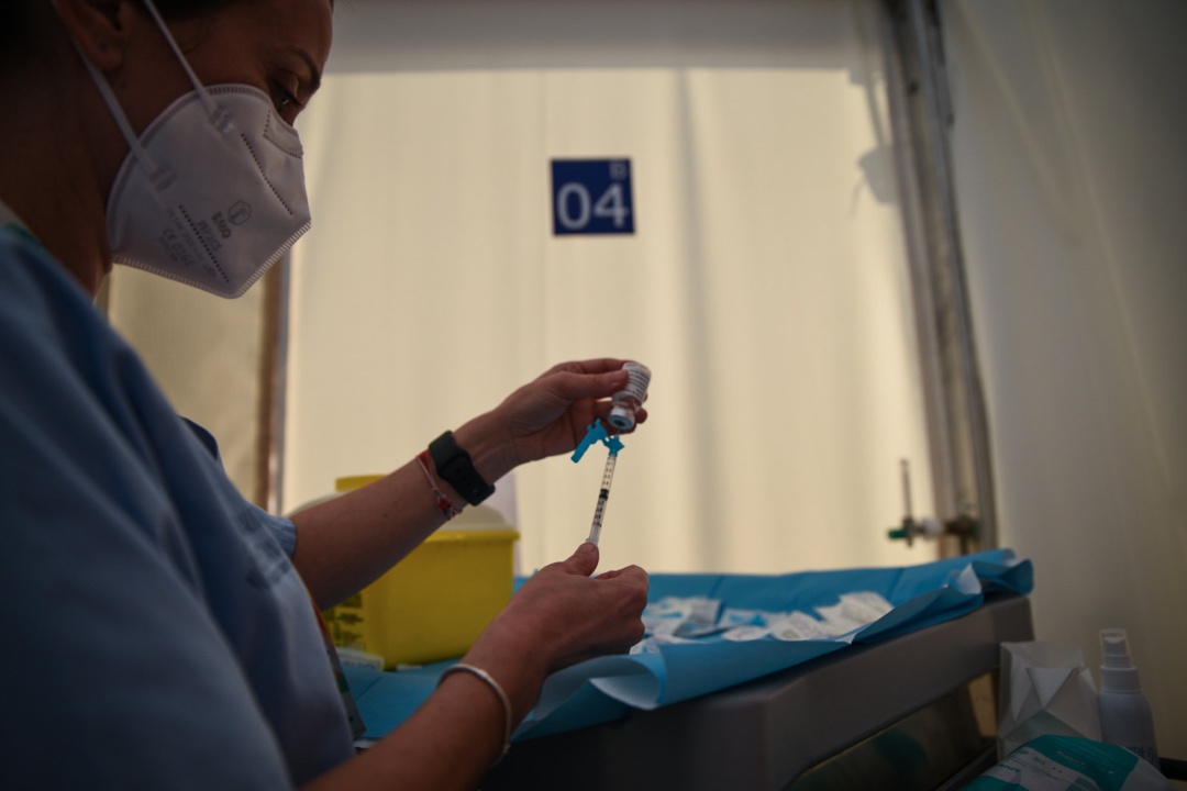 Una profesional sanitaria sostiene una jeringuilla y un vial con la vacuna contra la Covid-19 de AstraZeneca en el Hospital. Imagen de archivo Una profesional sanitaria sostiene una jeringuilla y un vial con la vacuna contra la Covid-19 de AstraZeneca en el Hospital. Imagen de archivo