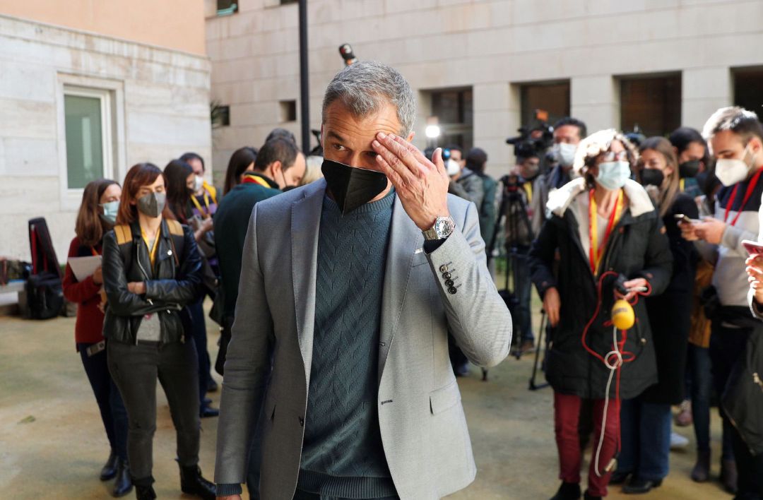 Toni Cantó, quien ayer lunes anunció que dimitía de todos sus cargos en Ciudadanos y que dejaba su acta de diputado en Les Corts, ha afirmado este martes estar "desilusionado" con la política y deseando volver a su antiguo trabajo como actor, para el que ya ha recibido ofertas de dos productoras, que seguramente acepte.En la imagen, Cantó, hoy ,saliendo de Les Corts Valencianes tras sus declaraciones Toni Cantó, quien ayer lunes anunció que dimitía de todos sus cargos en Ciudadanos y que dejaba su acta de diputado en Les Corts, ha afirmado este martes estar "desilusionado" con la política y deseando volver a su antiguo trabajo como actor, para el que ya ha recibido ofertas de dos productoras, que seguramente acepte.En la imagen, Cantó, hoy ,saliendo de Les Corts Valencianes tras sus declaraciones