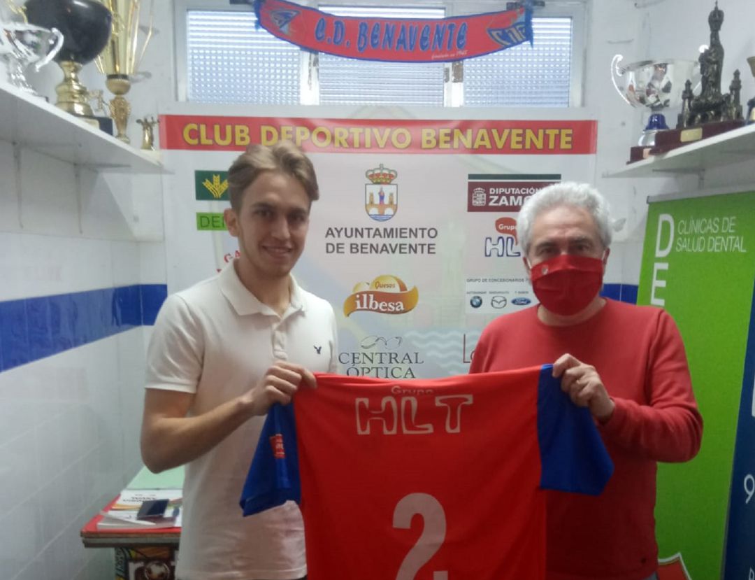 El nuevo jugador, con el pte, Pedro Gallego El nuevo jugador, con el pte, Pedro Gallego