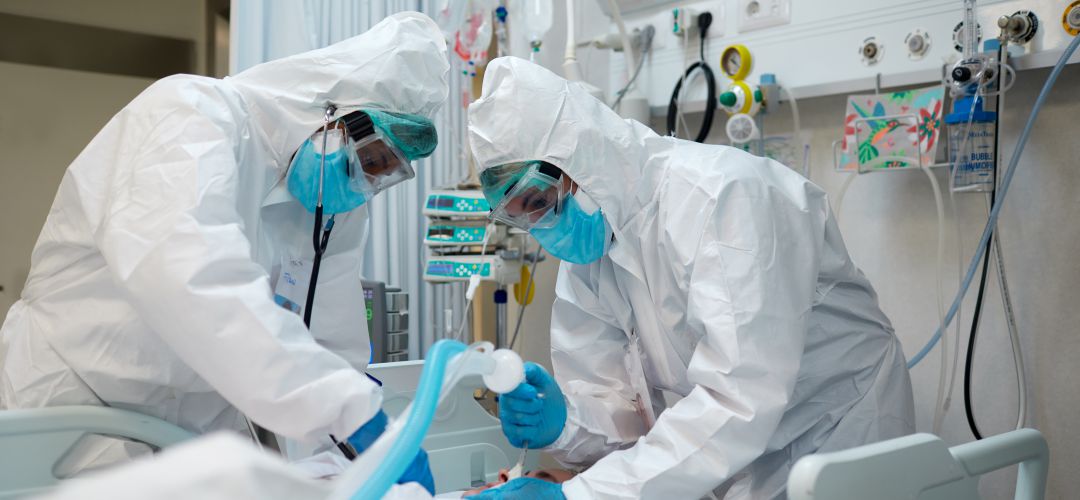Las ucis de los hospitales españoles han estado saturadas en las diferentes oleadas del coronavirus durante este año de pandemia. Las ucis de los hospitales españoles han estado saturadas en las diferentes oleadas del coronavirus durante este año de pandemia.