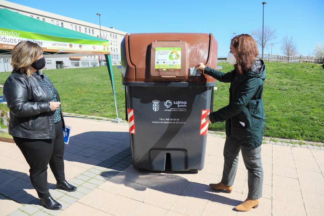 Sara Hernández, alcaldesa de Getafe, (d) y la concejala de Mantenimiento y Limpieza durante la presentación del quinto contenedor que comienza esta semana a instalarse en los barrios de Buenavista y Los Molinos. Sara Hernández, alcaldesa de Getafe, (d) y la concejala de Mantenimiento y Limpieza durante la presentación del quinto contenedor que comienza esta semana a instalarse en los barrios de Buenavista y Los Molinos.