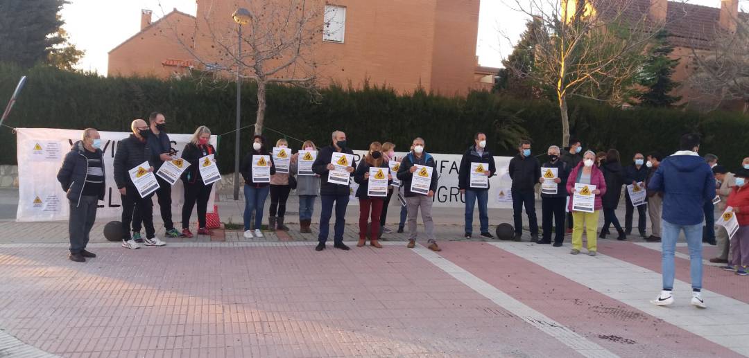 Los vecinos se concentrarán cada lunes y jueves para protestar por la instalación de esta estación de servicio. Los vecinos se concentrarán cada lunes y jueves para protestar por la instalación de esta estación de servicio.