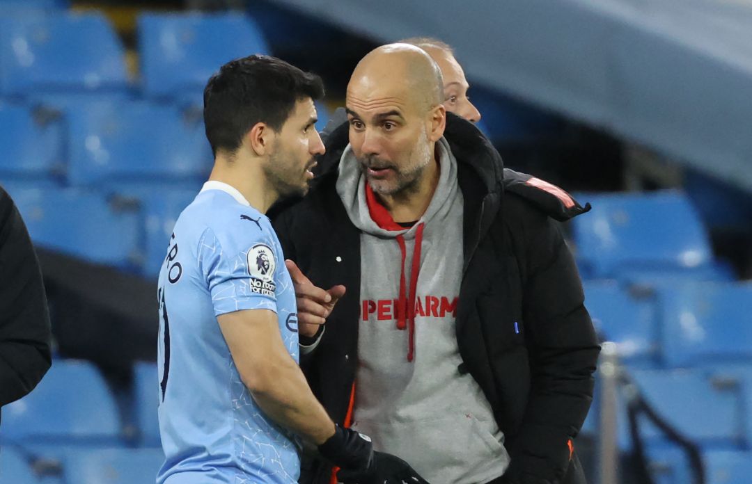Agüero recibe instrucciones de Guardiola en un partido de la Premier League Agüero recibe instrucciones de Guardiola en un partido de la Premier League
