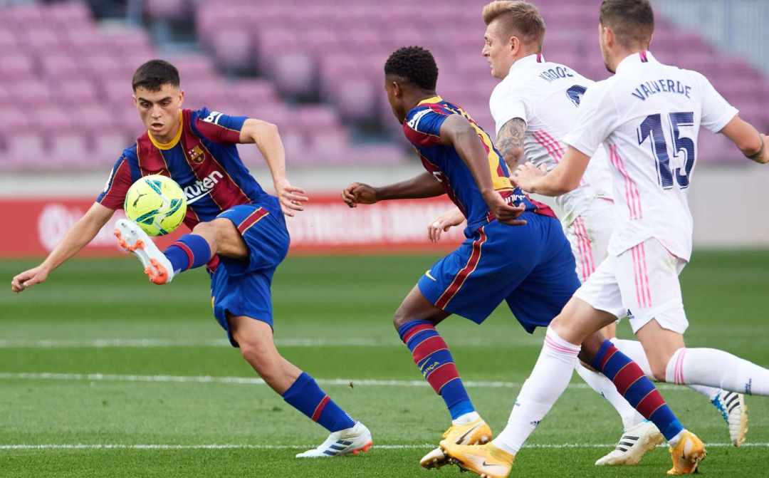 Pedri, en un Clásico entre el Barcelona y el Real Madrid. Pedri, en un Clásico entre el Barcelona y el Real Madrid.