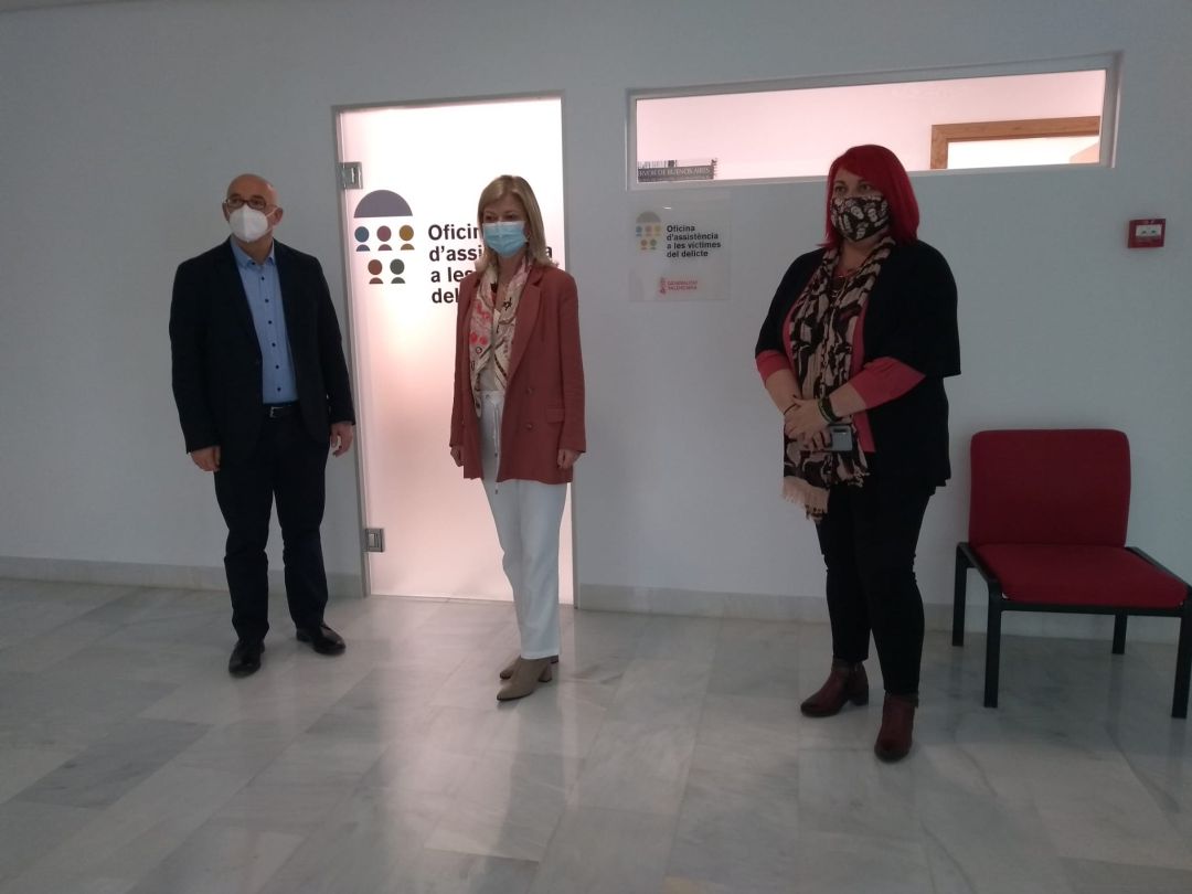 La consellera de Justicia, Gabriela Bravo (c) en su visita a la Oficina de Atención a Víctimas del Delito de San Vicente del Raspeig. La consellera de Justicia, Gabriela Bravo (c) en su visita a la Oficina de Atención a Víctimas del Delito de San Vicente del Raspeig.