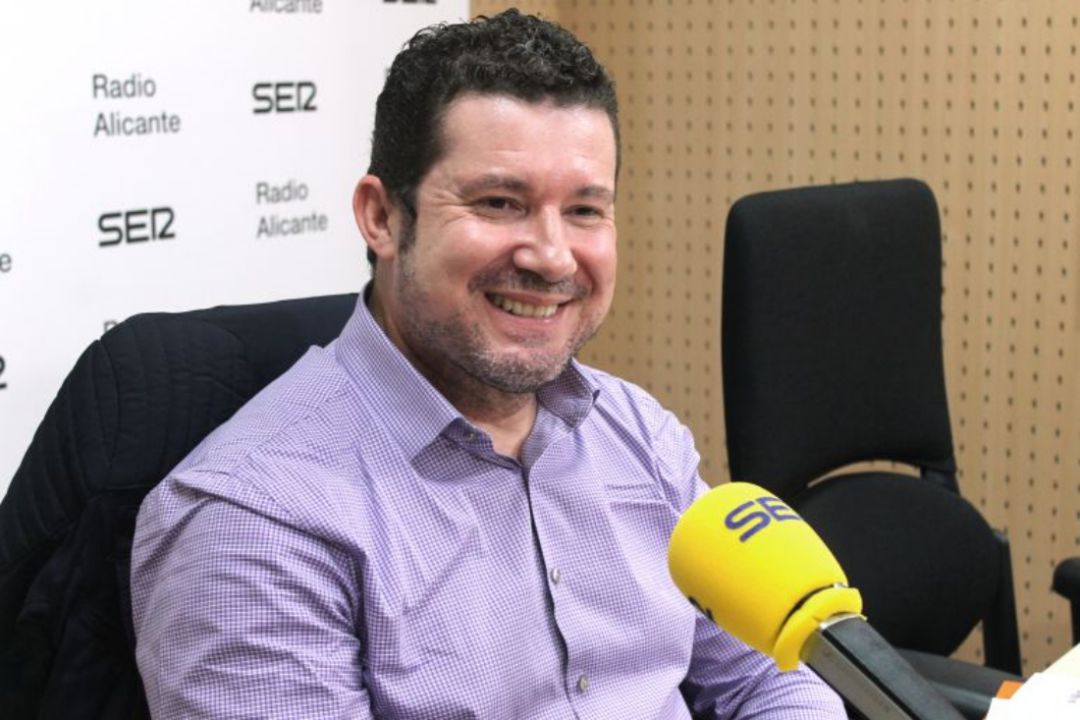 El senador Emilio Argüeso, en los estudios de Radio Alicante El senador Emilio Argüeso, en los estudios de Radio Alicante