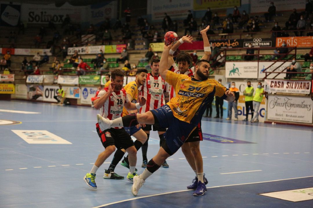 Javi García intenta un lanzamiento ante Puerto Sagunto. Javi García intenta un lanzamiento ante Puerto Sagunto.