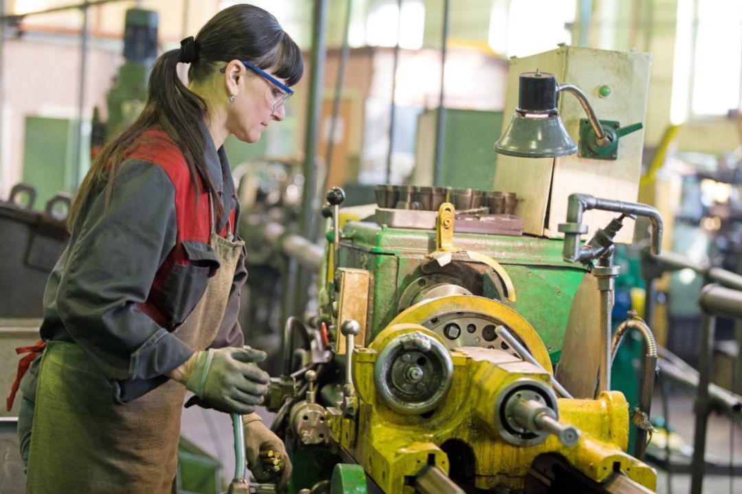Una trabajadora de una empresa industrial Una trabajadora de una empresa industrial