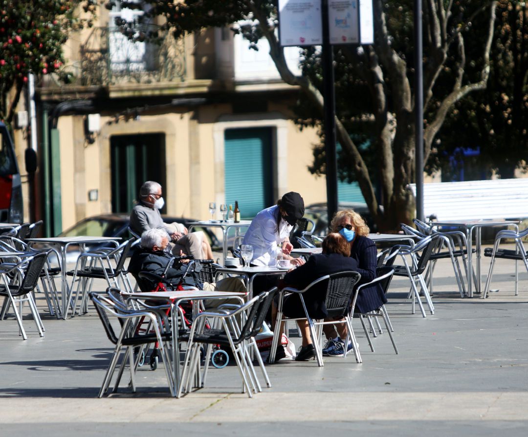 Comensales disfrutan en la terraza de un restaurante con un 30% de aforo permitido en el área sanitaria de Ferrol, A Coruña, Galicia (España), a 5 de marzo de 2021. Comensales disfrutan en la terraza de un restaurante con un 30% de aforo permitido en el área sanitaria de Ferrol, A Coruña, Galicia (España), a 5 de marzo de 2021.