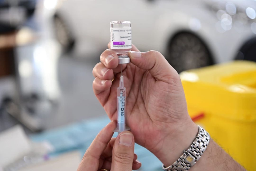 Uno de los viales de AstraZeneca utilizados para la inmunización contra la covid en el dispositivo de vacunación masiva dispuesto por la Consejería de Salud en las instalaciones de la Feria de Muestras de Armilla (Granada) Uno de los viales de AstraZeneca utilizados para la inmunización contra la covid en el dispositivo de vacunación masiva dispuesto por la Consejería de Salud en las instalaciones de la Feria de Muestras de Armilla (Granada)
