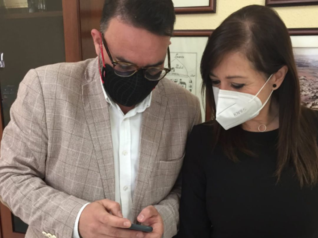 El alcalde de Vegas del Genil (Granada), Leandro Martín, y la concejala de Comunicación, Carolina Martín, durante la presentación del nuevo canal de WhatsApp del Ayuntamiento El alcalde de Vegas del Genil (Granada), Leandro Martín, y la concejala de Comunicación, Carolina Martín, durante la presentación del nuevo canal de WhatsApp del Ayuntamiento