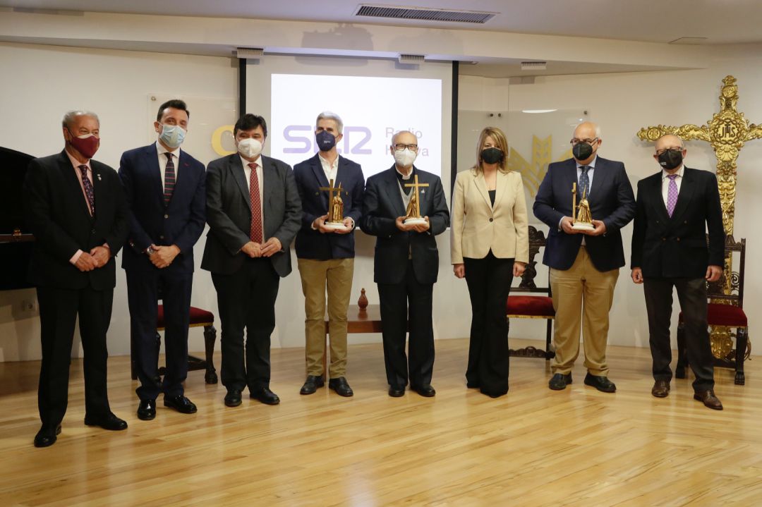 De izquierda a derecha: Antonio González, presidente del Consejo de hermandades y cofradías de la Semana Santa onubense; Emilio Ponce, director de la Fundación Caja Rural del Sur; Gabriel Cruz, alcalde de Huelva; Mario Moya, imaginero,pintor escultor y premio Cruz de Guía 2021; Don Diego Capado, cura párroco de la Iglesia de la Concepción de Huelbva y premio Cruz de Guía 2021; Pilar Miranda, presidenta del Puerto de Huelva; Marcos de la Corte,hermano mayor de la Hdad del Nazareno de Huelva y premio Cruz de Guía 2021; y Miguel Doña, director de Radio Huelva De izquierda a derecha: Antonio González, presidente del Consejo de hermandades y cofradías de la Semana Santa onubense; Emilio Ponce, director de la Fundación Caja Rural del Sur; Gabriel Cruz, alcalde de Huelva; Mario Moya, imaginero,pintor escultor y premio Cruz de Guía 2021; Don Diego Capado, cura párroco de la Iglesia de la Concepción de Huelbva y premio Cruz de Guía 2021; Pilar Miranda, presidenta del Puerto de Huelva; Marcos de la Corte,hermano mayor de la Hdad del Nazareno de Huelva y premio Cruz de Guía 2021; y Miguel Doña, director de Radio Huelva