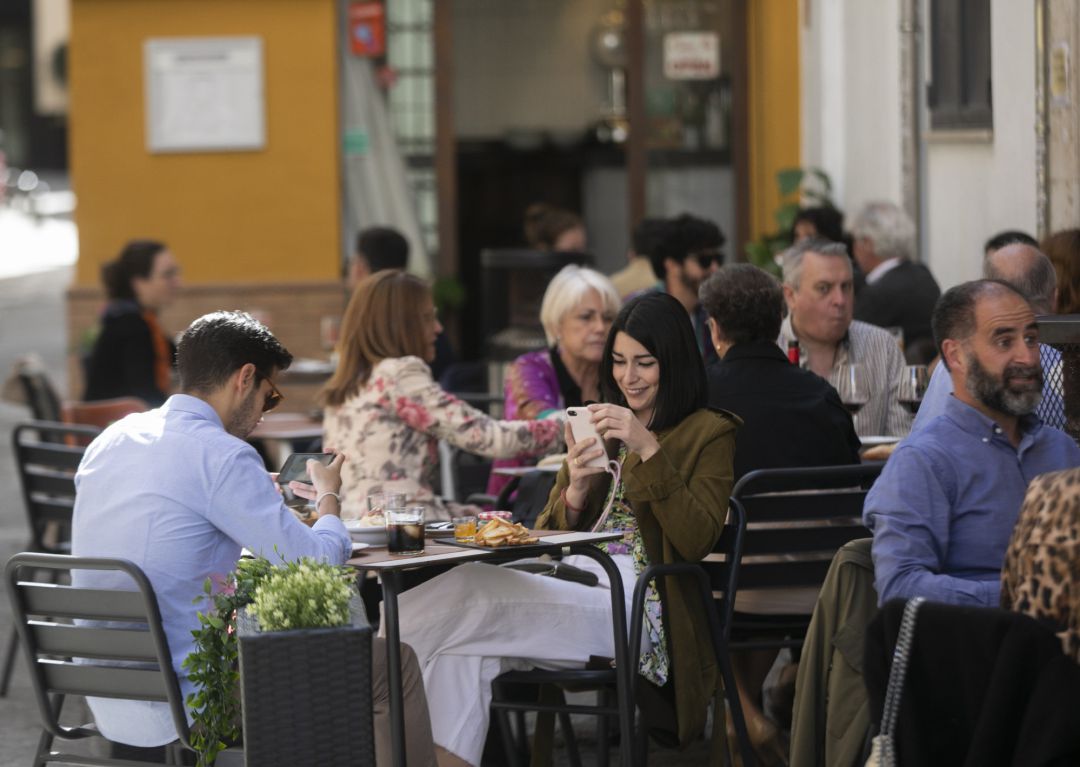 Personas en la terraza de un bar en Sevilla. Personas en la terraza de un bar en Sevilla.
