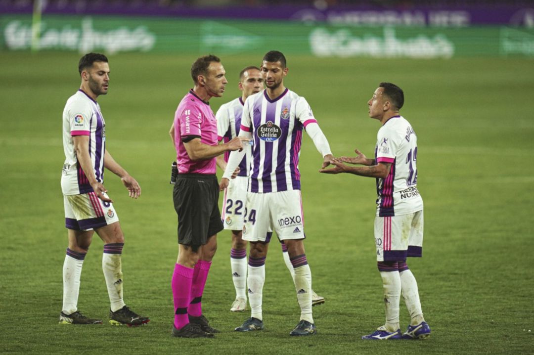 Joaquín junto a Bruno, Nacho y Orellana hablando con el árbitro en el partido ante el Real Madrid Joaquín junto a Bruno, Nacho y Orellana hablando con el árbitro en el partido ante el Real Madrid