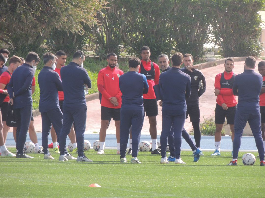 Charla de José Gomes a la plantilla para iniciar el entrenamiento. Charla de José Gomes a la plantilla para iniciar el entrenamiento.