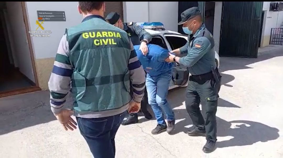 Traslado de uno de los tres detenidos Traslado de uno de los tres detenidos