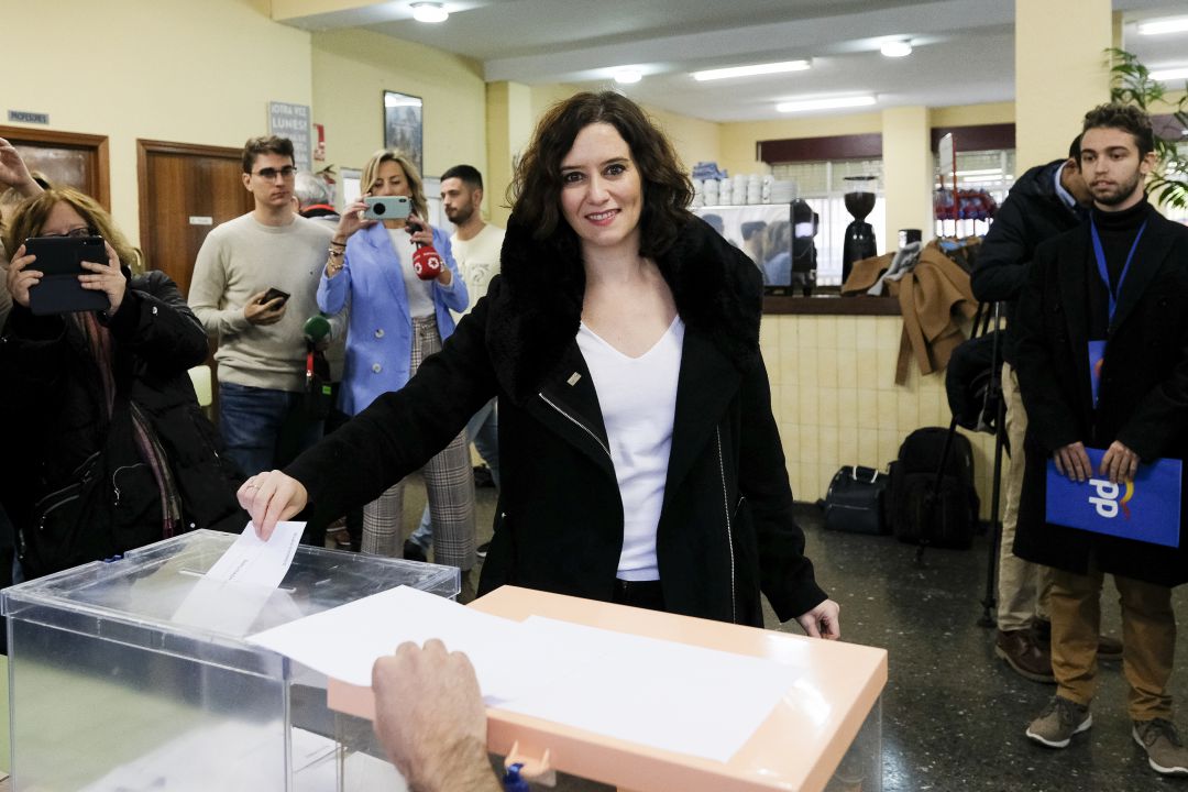 La presidenta regional, Isabel Díaz Ayuso, ejerciendo su derecho al voto en las pasadas elecciones nacionales. La presidenta regional, Isabel Díaz Ayuso, ejerciendo su derecho al voto en las pasadas elecciones nacionales.