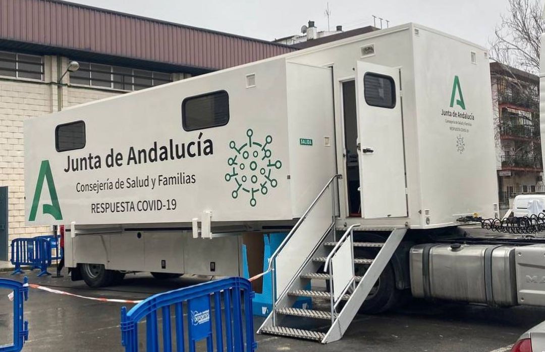 La Unidad Móvil de la Consejería de Salud y Familias de la Junta de Andalucía que se desplaza La Unidad Móvil de la Consejería de Salud y Familias de la Junta de Andalucía que se desplaza