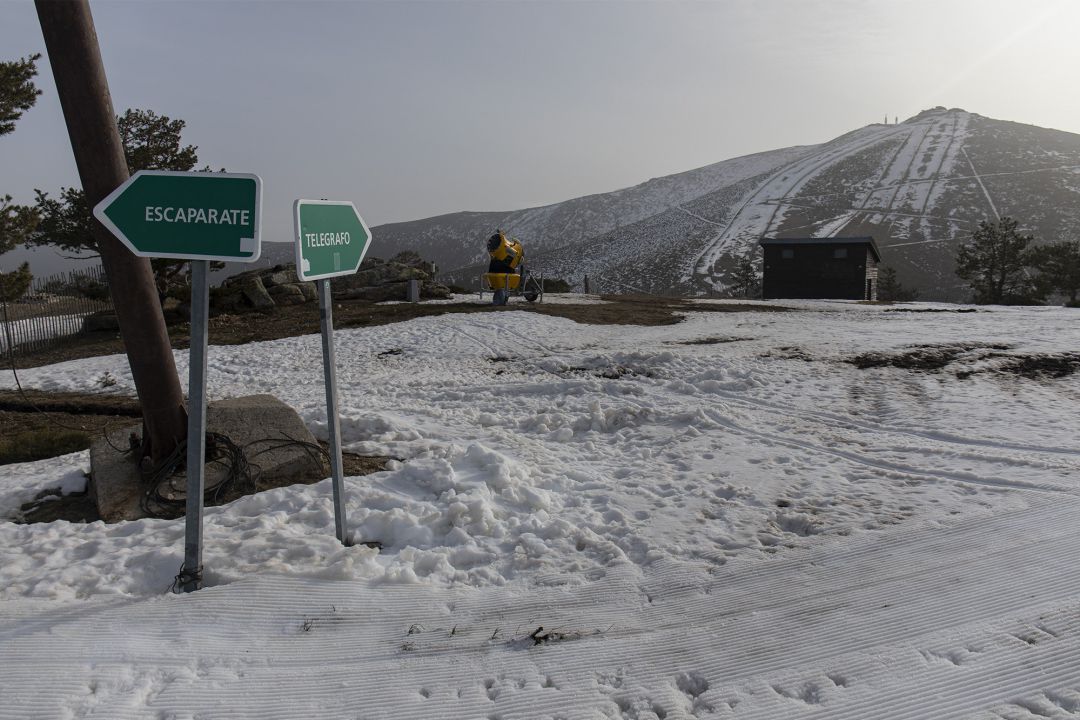 Dos carteles que indican la dirección a las pistas de Escaparate y Telégrafo en la estación de esquí de Navacerrada, en Madrid (España), a 5 de marzo de 2021. Dos carteles que indican la dirección a las pistas de Escaparate y Telégrafo en la estación de esquí de Navacerrada, en Madrid (España), a 5 de marzo de 2021.