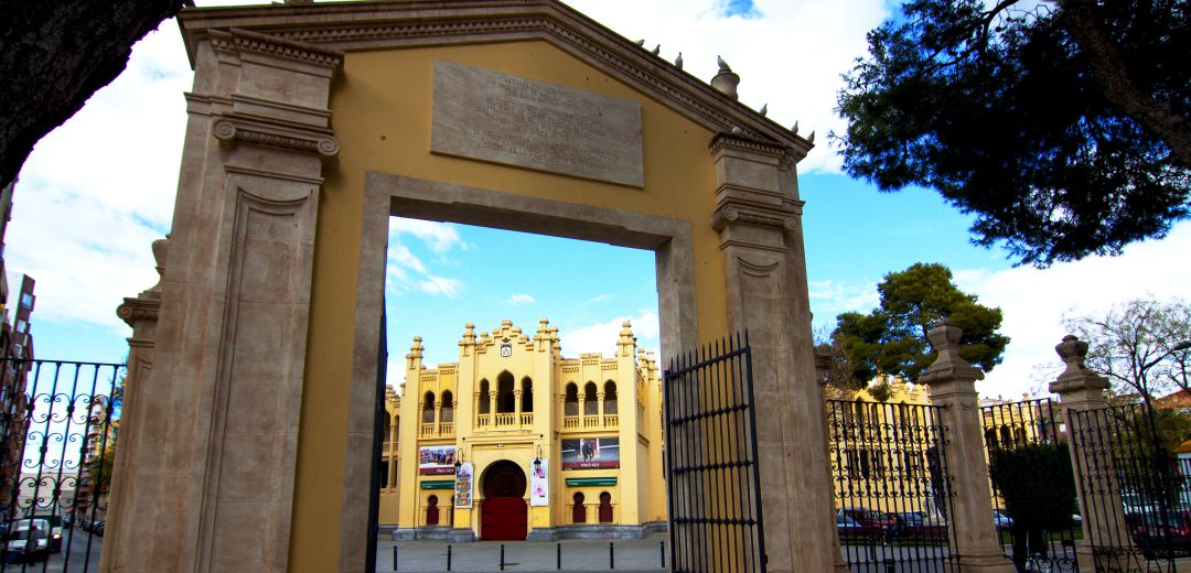 La plaza de toros, vista desde la antigua 'Puerta de hierro' La plaza de toros, vista desde la antigua 'Puerta de hierro'