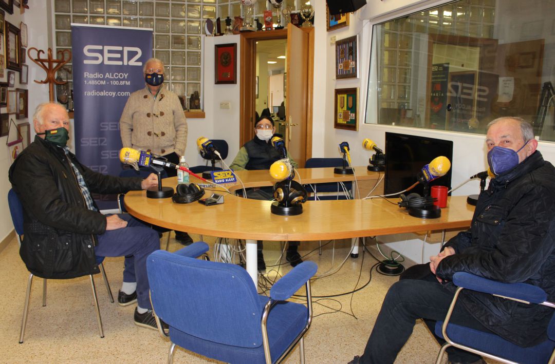 Armando Soler, Paco Borrell y Miguel Tomás, en los estudios de Radio Alcoy junto a Paco Aznar Armando Soler, Paco Borrell y Miguel Tomás, en los estudios de Radio Alcoy junto a Paco Aznar