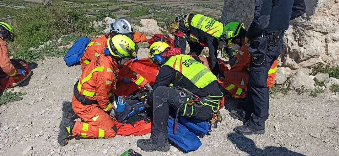 Rescate de una persona en el Castell de Bairén Rescate de una persona en el Castell de Bairén
