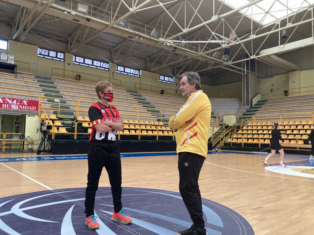 Laura Antoja i Alfred Julbe conversen a Salamanca abans de l'entrenament d'avui. Laura Antoja i Alfred Julbe conversen a Salamanca abans de l'entrenament d'avui.