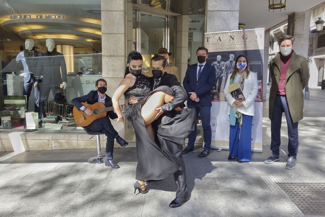 El alcalde de Granada, Luis Salvador (en el centro, atrás), en la presentación del XXXIII Festival de Tango de Granada a celebrar en mayo de 2021 El alcalde de Granada, Luis Salvador (en el centro, atrás), en la presentación del XXXIII Festival de Tango de Granada a celebrar en mayo de 2021