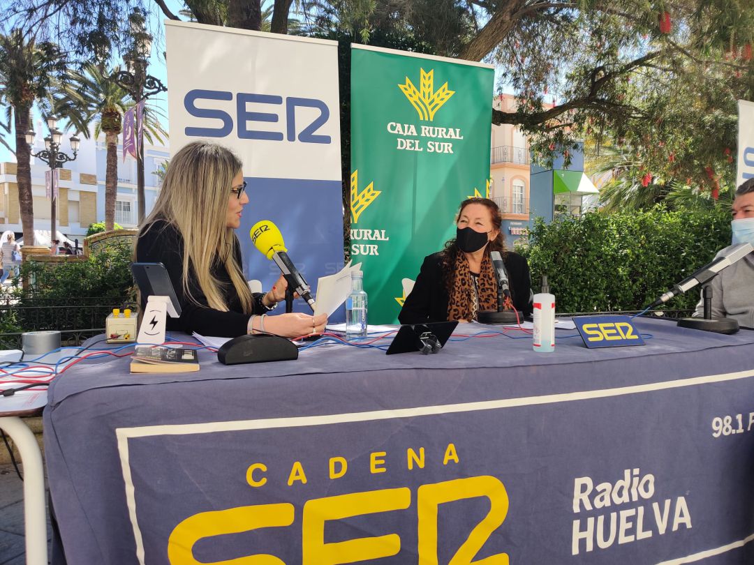 De izquierda a derecha: Ana Gil periodista de la SER y Ana Mateos concejala y teniente de alcaldesa de urbanismo en el Ayuntamiento de Ayamonte (Huelva) De izquierda a derecha: Ana Gil periodista de la SER y Ana Mateos concejala y teniente de alcaldesa de urbanismo en el Ayuntamiento de Ayamonte (Huelva)
